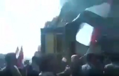 بالفيديو..الحوثيون يطوفون على كعبتهم بصور زعيمهم‏‫!