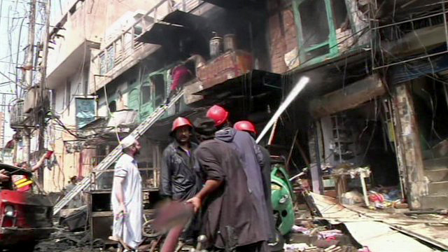 مقتل 38 شخصاً وإصابة 100 آخرين في انفجارين بسوق بباكستان