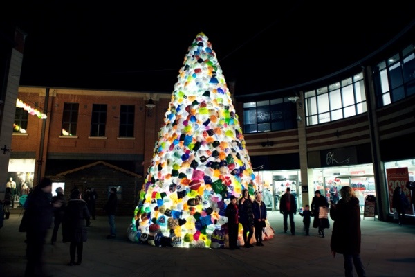 في إنجلترا.. شجرة عيد ميلاد مصنوعة من (3000) كيس من البلاستيك