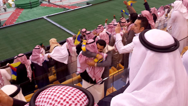 بالصور.. فرح جمهور النصر بـ”كأس سلمان”
