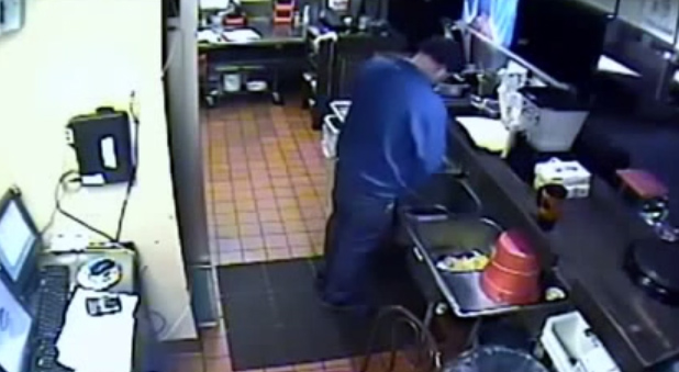 بالفيديو.. مدير مطعم بيتزا يتبول بمغسلة المطبخ