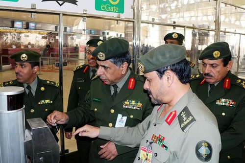 مدير الجوازات يدشن خدمة (حياك ) في مطار الملك خالد الدولي