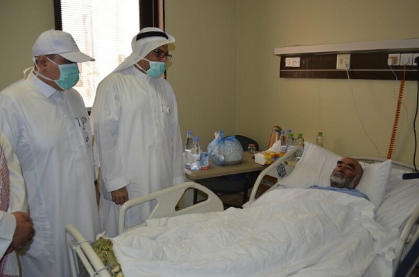مدير صحة مكة يطمَئنّ على حالتي “كورونا” في مستشفى النور