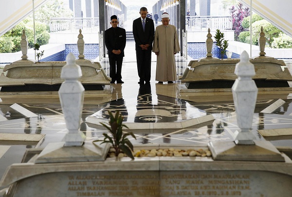 بالصور ..أوباما يزور مسجداً في ماليزيا قبل لقاء عبدالرزاق