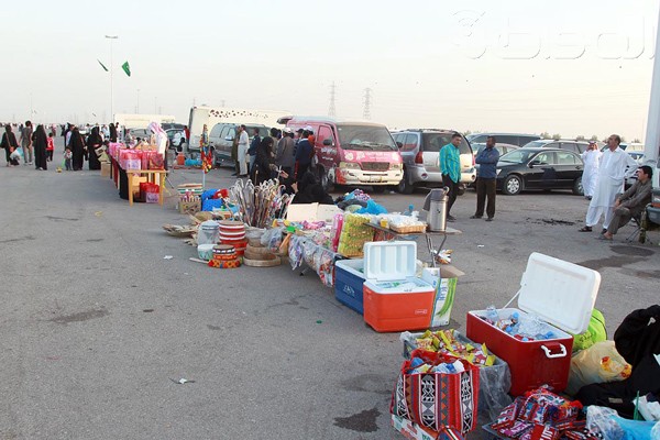 بالصور.. باعة يروجون لبضائعهم خارج أسوار الجنادرية