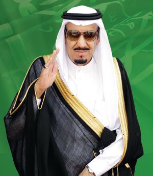 يمنيون يرفعون صور الملك سلمان تأييداً للعمليات العسكرية