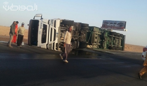 إصابة سائق تريلا انقلبت جنوب رفحاء