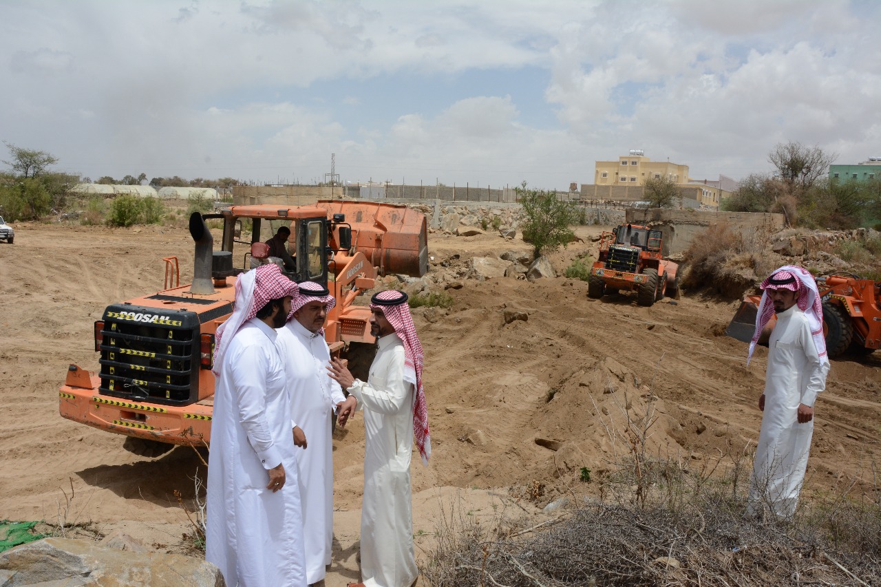 بالصور.. لجنة الأودية تبدأ أعمالها بإزالة العقوم والمستنقعات في خميس مشيط