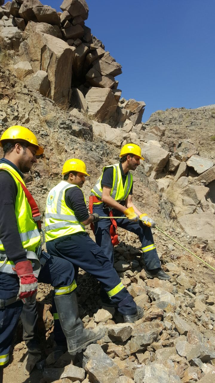 بالصور.. وفاة سائق شيول سقط به من مرتفعات منتزه عسير الوطني