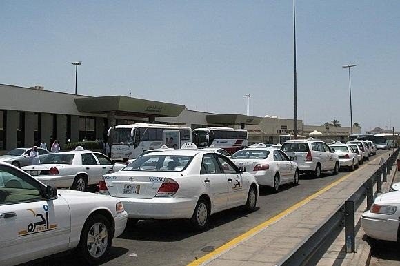 شرطة جدة تضبط 3 سعوديين احترفوا سلب سيارات الأجرة