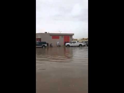 بالفيديو.. بركة مياه تعوق الطلاب أمام مدرسة بالبكيرية