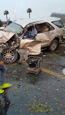 بالصور.. وفاة شخص وإصابة 7 في تصادم مروع بين 6 سيارات بـ #أبها