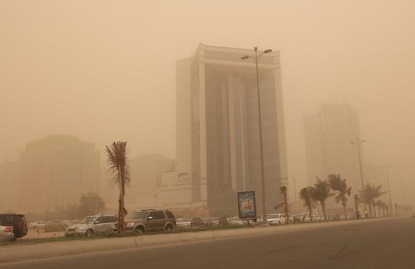 الغبار يهاجم #الرياض .. رياح عاصفة وتدنٍّ للرؤية والطائرات تواجه صعوبات في الهبوط