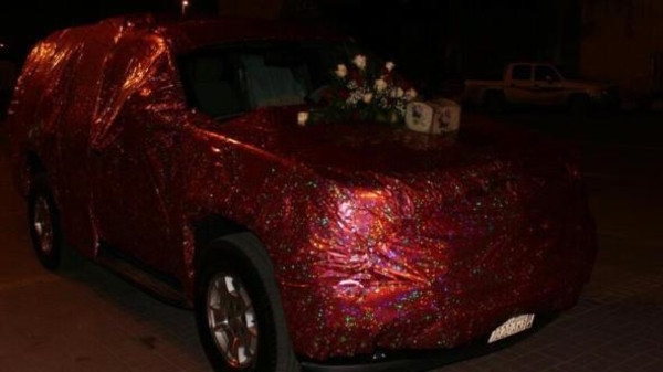 الرومانسية تقود سعودية إلى إهداء زوجها سيارة “مغلفة”