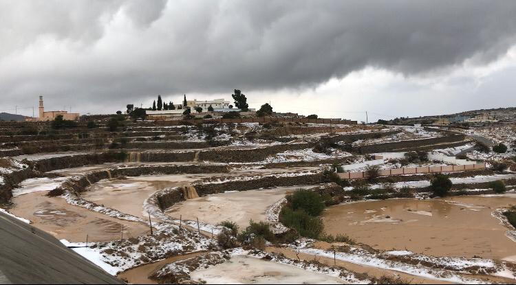 بالفيديو والصور “المواطن” توثق استخدام الآليات لرفع البرد عن طرق بللسمر