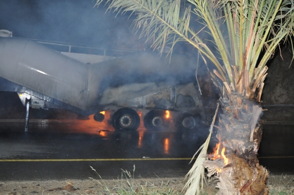 “مدني الباحة” يخمد حريقين في خزان بترولي وشاحنة إسمنت