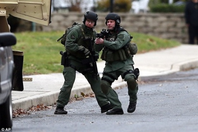 شاهد.. قناصة أميركيون يحاصرون عسكرياً يقاتل عائلته في بنسلفانيا