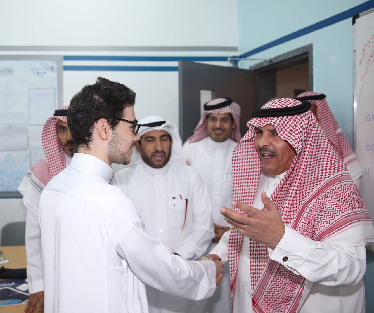 مدير تعليم الرياض يفاجئ طالبًا ويكرمه بين زملائه في المدرسة
