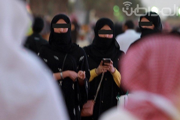 بالصور.. “العزاب” يترصدون للعائلات على أبواب الجنادرية