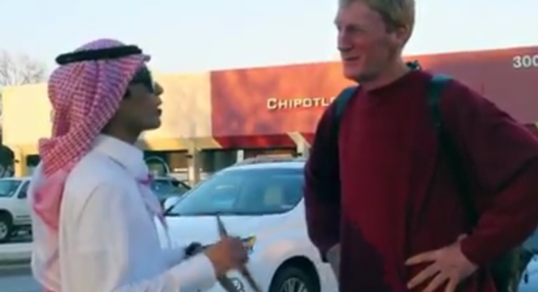 بالفيديو.. مبتعث سعودي يتطوع لمساعدة متشرد أمريكي