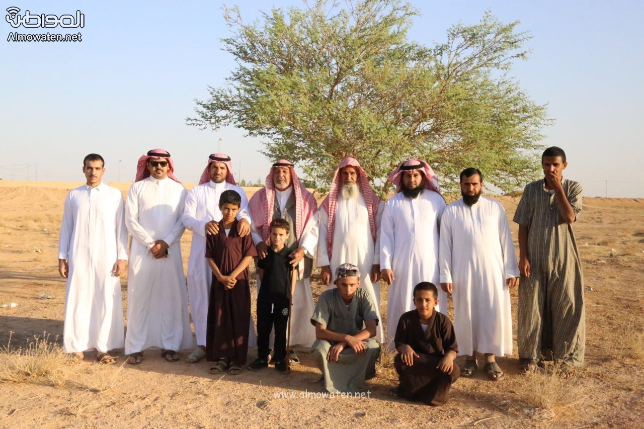 بالصور.. حملة بجهود فردية لزراعة 1000 شجرة في صحاري رفحاء
