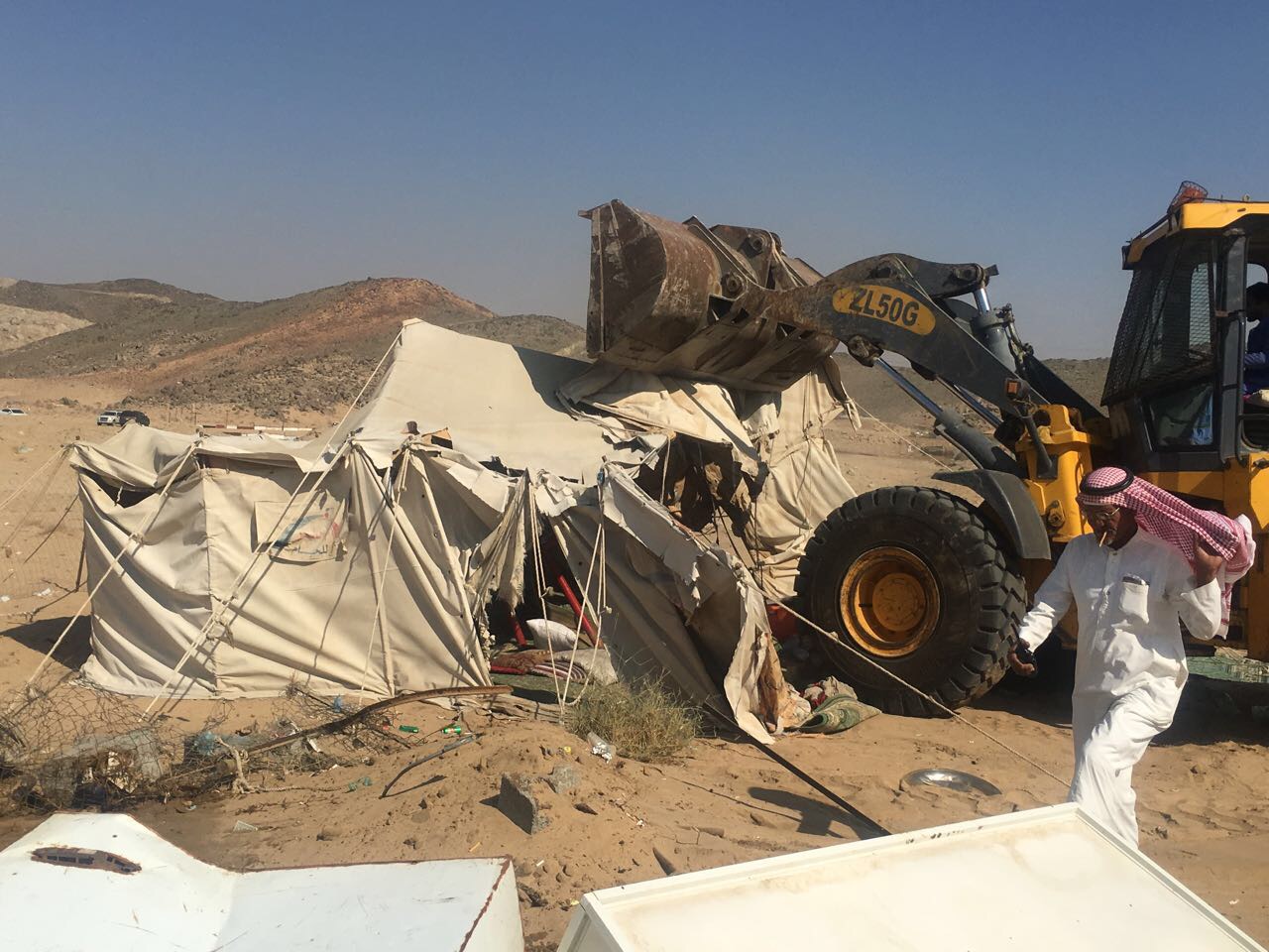 بالصور.. إزالة 11 مخيمًا وحظيرة على طريق مكة جدة السريع