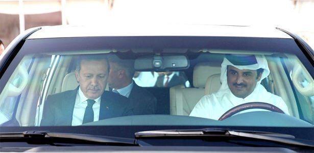 بالصور .. أمير قطر يوصّل أردوغان بسيارته للمطار