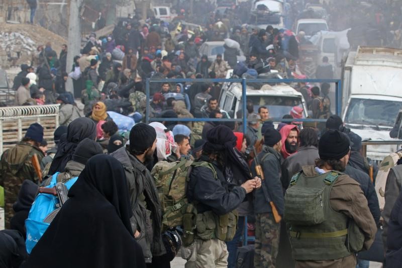 بالصور.. إجلاء 400 مدني من حلب إلى ريفها الغربي