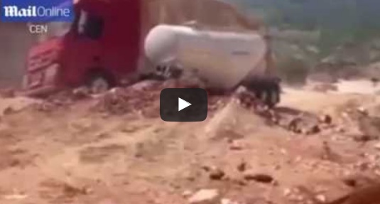 حفرة ضخمة تبتلع شاحنة في أحد المحاجر بتركيا