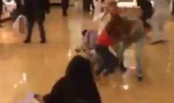 بالفيديو.. سيدة أمريكية تصعق أخرى  في مركز تجاري