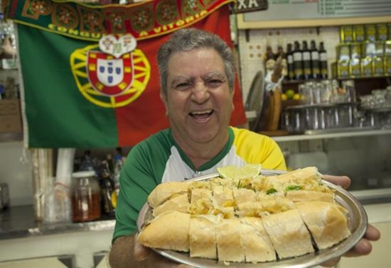 بالصور.. “ساندوتش كريستيانو” أحد مظاهر الاحتفال بالمونديال في ساو باولو