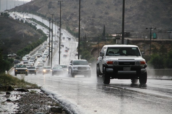 أمطار خفيفة على الحفر والخفجي ورياح بمكة والمدينة ونجران