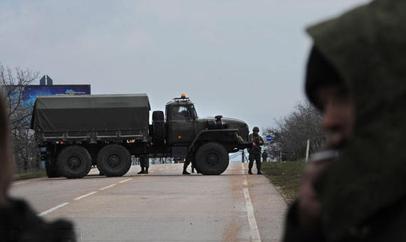 قوات روسية تحاصر قواعد أوكرانية