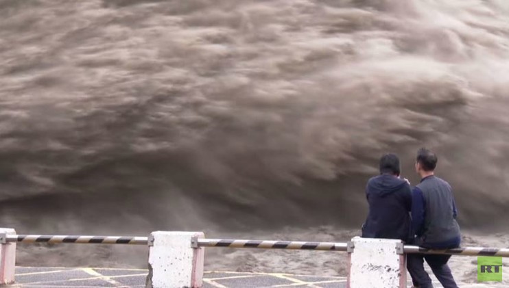 تفريغ مياه الفيضانات في سد شيهمان بتايوان بعد إعصار “دوجوان”