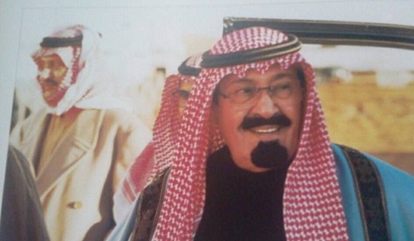 مغردون يتداولون صوراً للملك عبدالله والابتسامة لا تفارق محياه