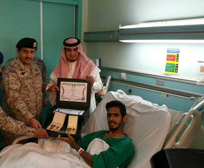 الفريق الشلوي يزور المصابين بـ #الرياض ويُقلّدهم نوطي الشرف والمعركة