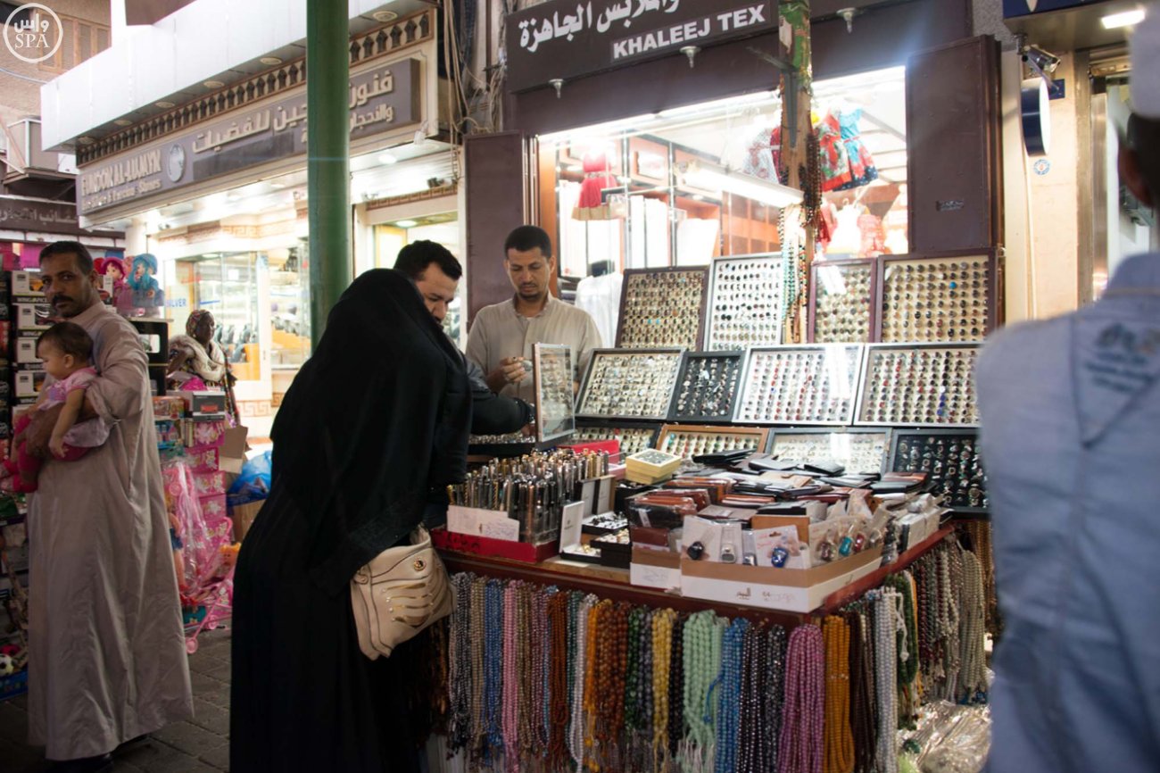 حجاج بيت الله يبحثون عن العمامة في أسواق #جدة