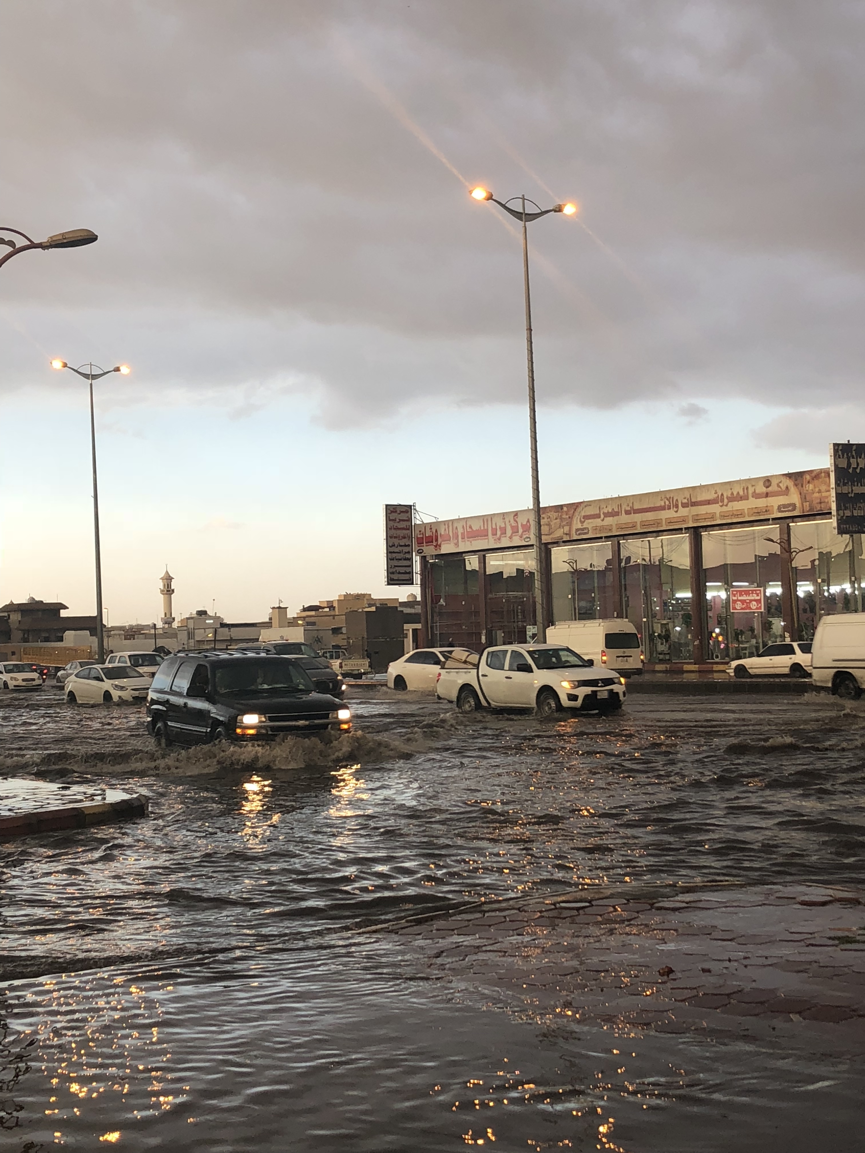 بالصور.. “المواطن” تكشف سوء تصريف مياه السيول بطريق الملك خالد وبلدية الخميس تتجاهل