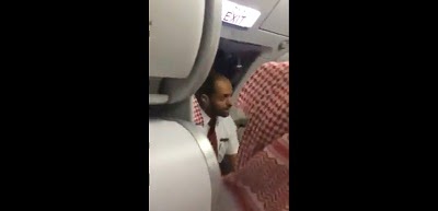 بالفيديو .. مسافرون يرفضون النزول من طائرة الخطوط السعودية !