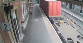 بالفيديو.. قطار يدمر عربة طفل