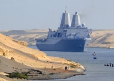 البحريّة المصريّة تحتجز سفينة “مريبة” قرب قناة السّويس