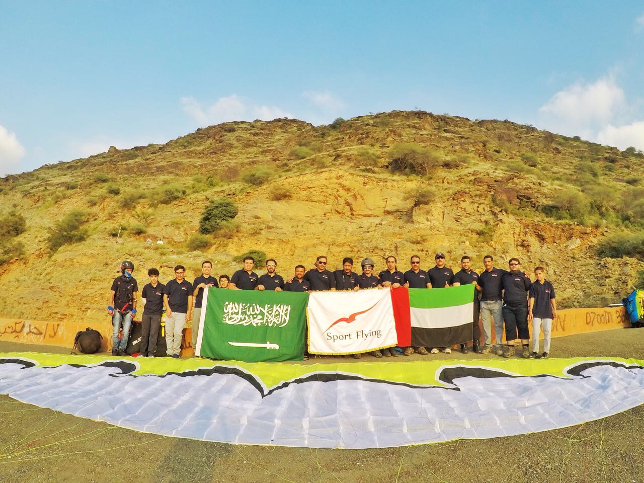 نادي الطيران الرياضي يحتفل باليوم الوطني الإماراتي في أعالي قمم جبال السروات