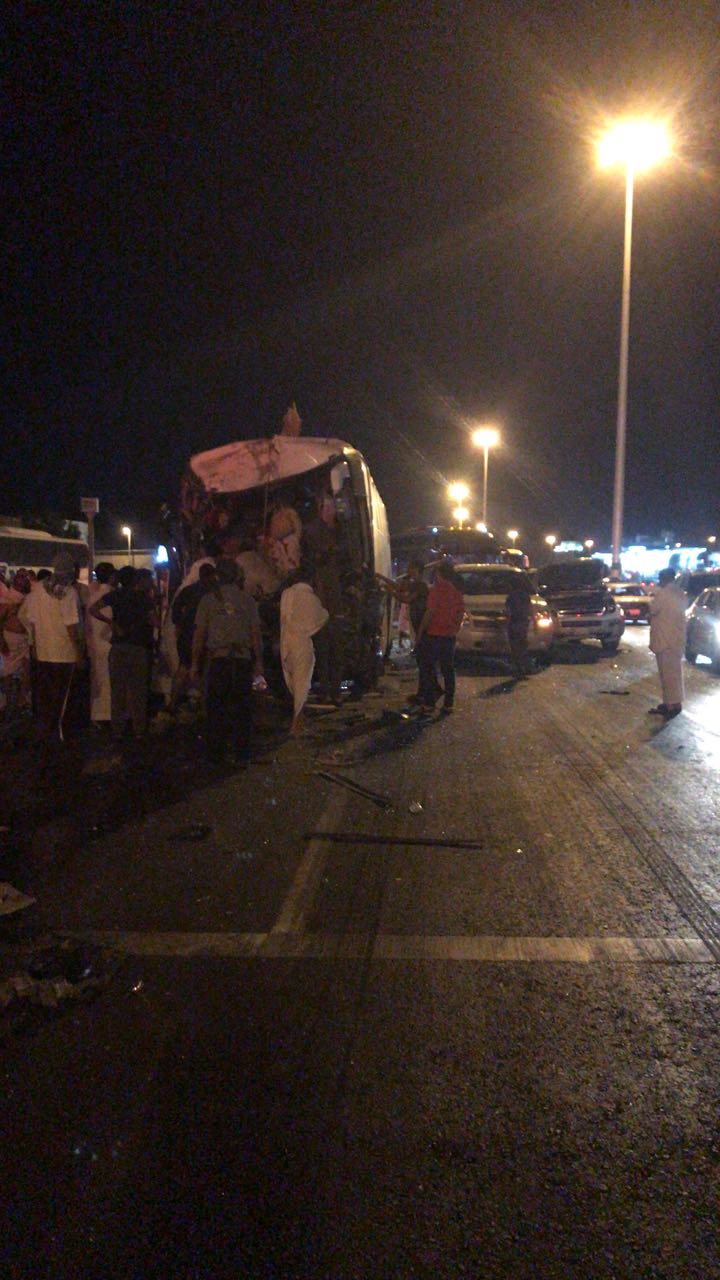 تصادم مروع بين حافلتين في إشارة نوارية مكة وتضرر عدد من السيارات