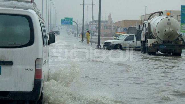 شاهد بالصور.. مياه الأمطار تغرق طريق الخليفة عثمان بن عفان بالرياض