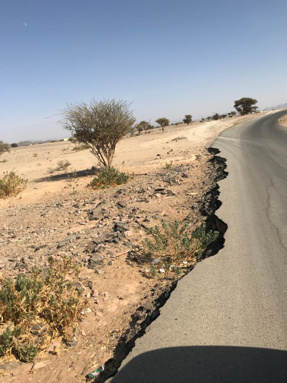 بالفيديو والصور.. أهالي تثليث: طريق نجران يهدد حياة أولادنا