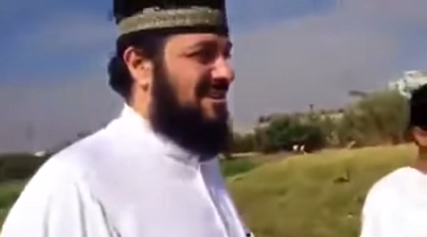 بالفيديو.. العريفي في حوار طريف مع مغربية حول الصلاة