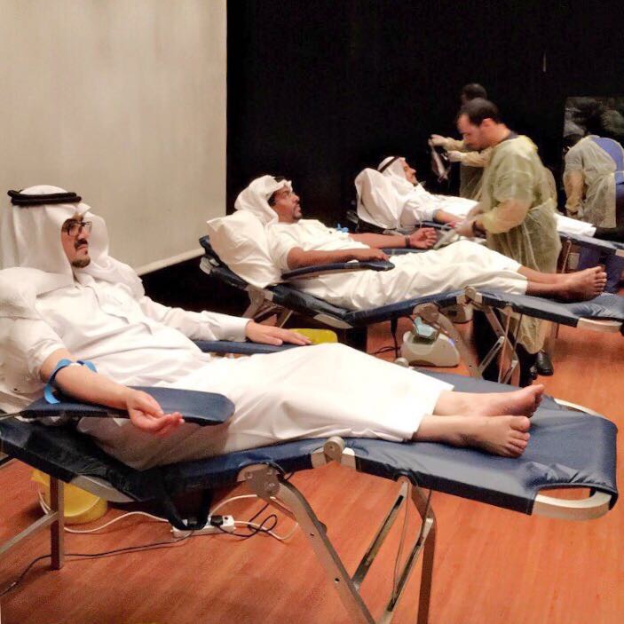 بالصور.. طلاب جامعة أم القرى يشاركون بحملة للتبرع بالدم للجنود البواسل