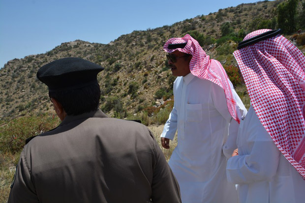 بالصور.. أمير الباحة يتفقد الطريق الرابط بين الباحة وبلجرشي