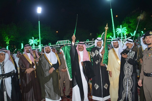 بالصور .. أمير الباحة يشارك بالعرضة السعودية احتفالاً باليوم الوطني