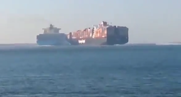 بالفيديو.. تصادم سفينتي حاويات يعطل العمل بقناة السويس
